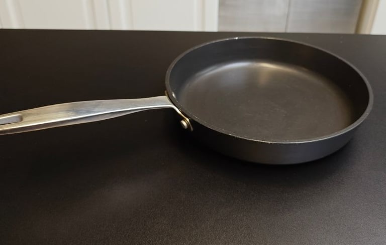 Non-stick pan for delicate cooking such as eggs and fish