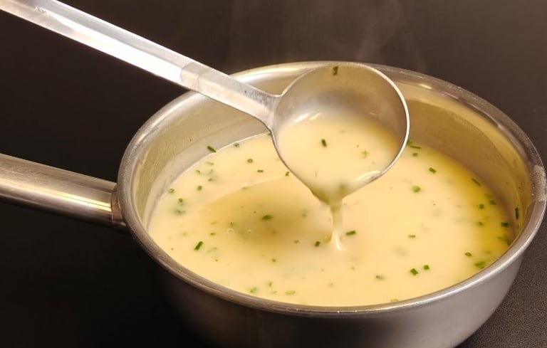 Plating spoon for placing sauces and garnishes with control