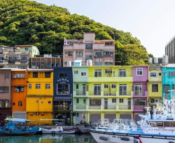 Barcos e casas coloridas no porto de Keelung, Taiwan, escala em cruzeiros pela Ásia