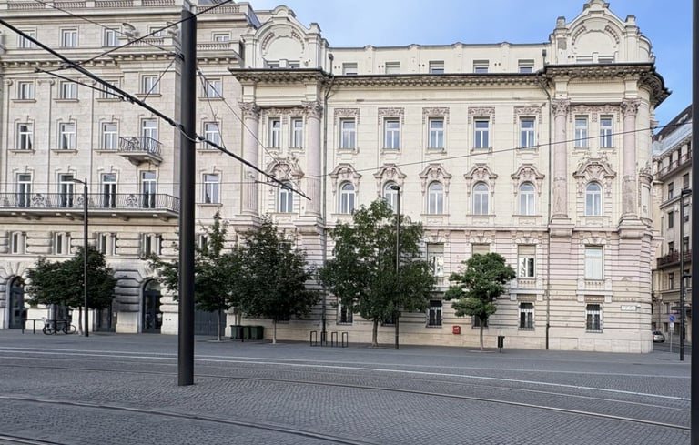 https://pestbuda.hu/cikk/20250819_ket_epulet_egy_homlokzat_arveres_alatt_a_garibaldi_utca_gyongyszem