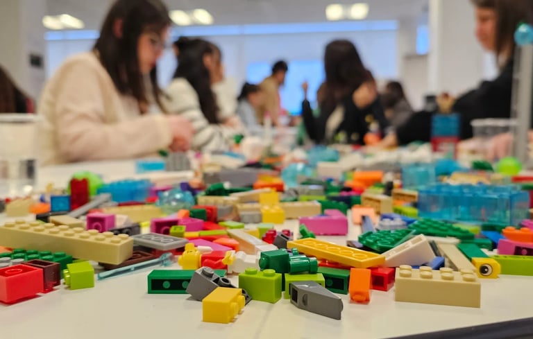 Bloques de Lego sobre una mesa