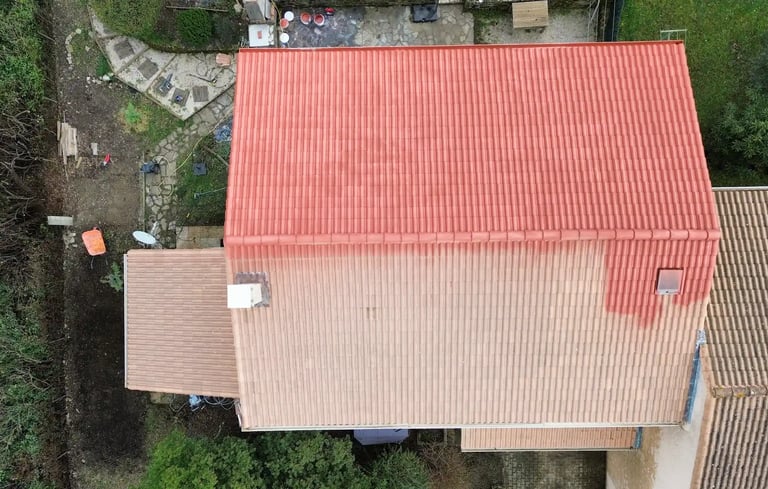 toiture en cours de nettoyage avec vue par drone