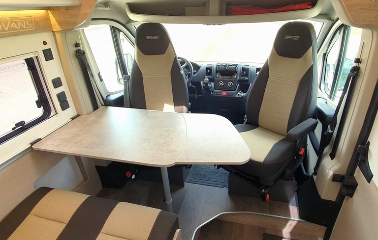 Zona de comedor de una furgoneta camperizada por Innovans