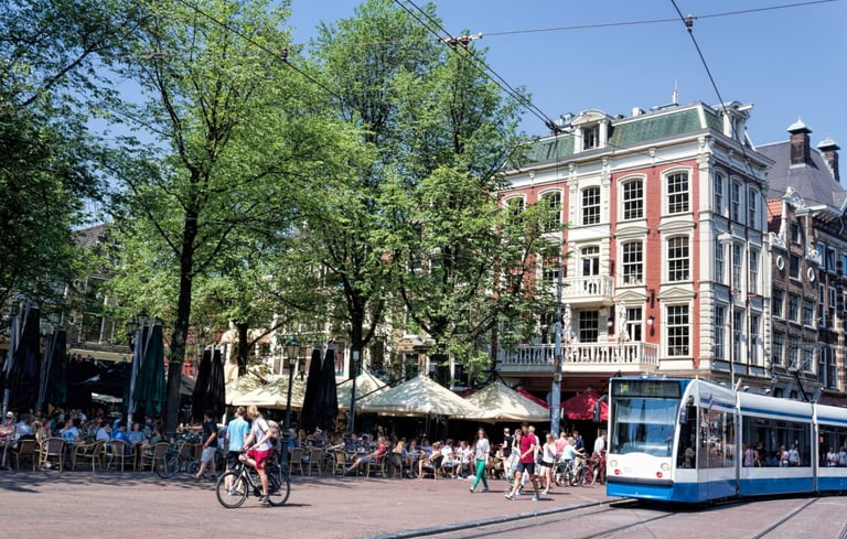 La plaza con más vida de la ciudad. Comercio, restaurantes, cafés, coffeeshops