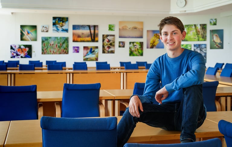 Philipp Geisler vor seinen Fotoarbeiten im Kreishaus Olpe