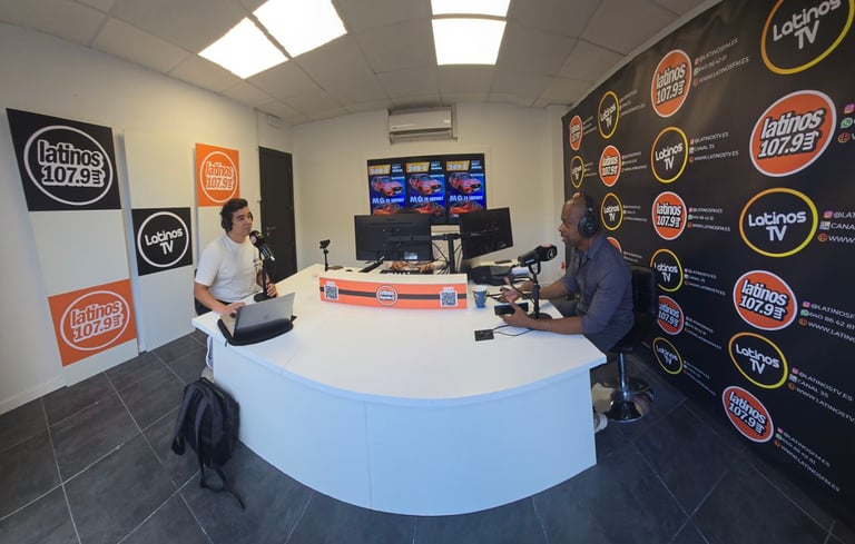 Estudio de Latinos FM la mejor radio latina en Valencia 107.9
