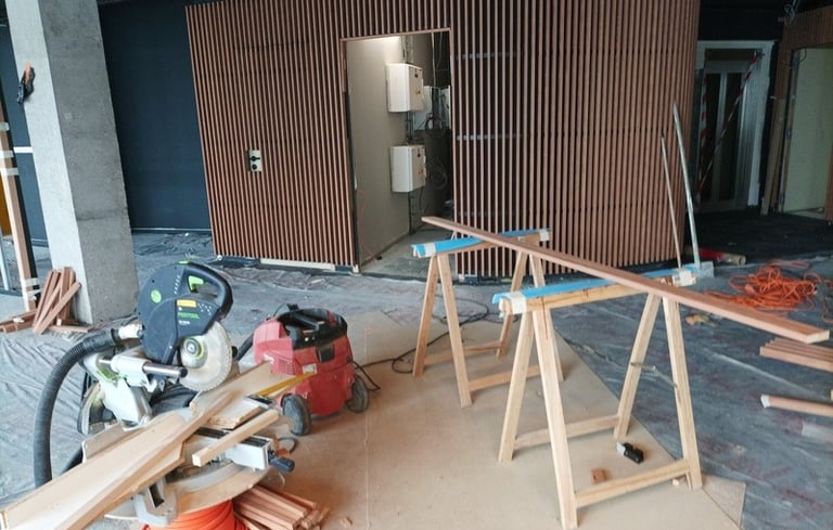 Travaux d'aménagement intérieur et pose de panneaux décoratifs en bois