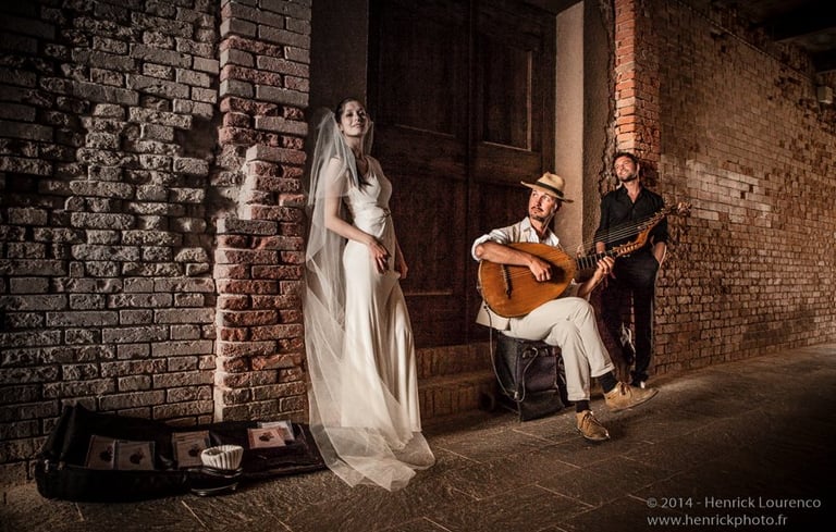 Couple de marié à proximité d'un chanteur d'amour