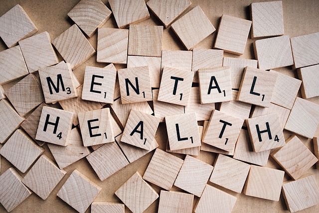 un montón de fichas del juego scrabble formando las palabras mental healt