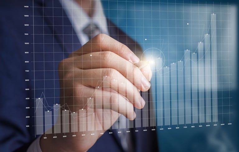EMPRESÁRIO ANALISANDO GRÁFICO DE LUCROS EM ASCENÇÃO