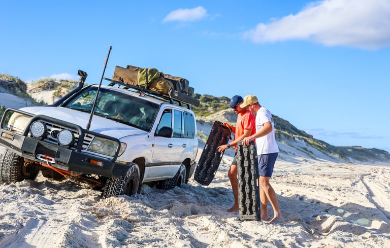 Zelf een 4WD losmaken met zandplaten tijdens een offroad avontuur