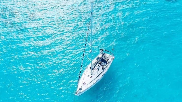 velero anclado en el mar 