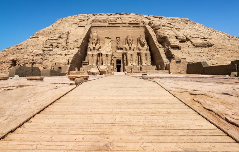 Excursión a los Templos de Abu Simbel Una de las excursiones más populares desde Asuán es el viaje a los templos de Abu Simbe