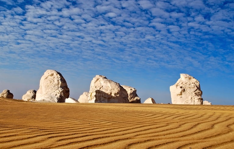 Descubre la hermosa Montaña de Cristal en el desierto egipcio explorando el Desierto Blanco con nuestra visita guiada. N
