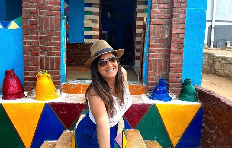 Poblado nubio Asuan con casas coloridas junto al Nilo, experiencia cultural de viajes Egipto con Guía Hadi y viaja Egipto