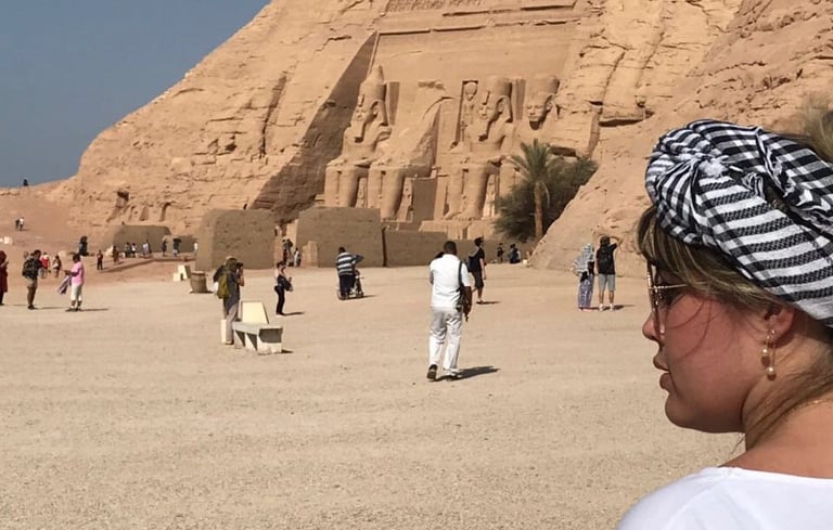 Vista monumental del templo de Abu Simbel tallado en roca, uno de los iconos históricos de viajes Egipto con Guía Hadi