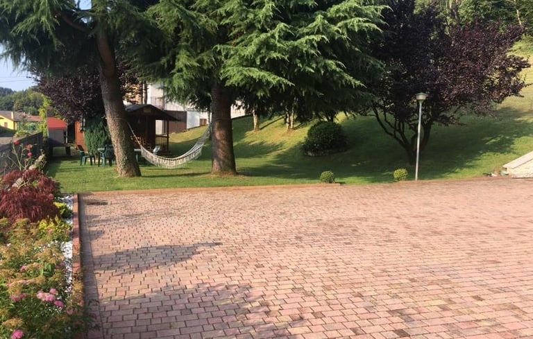 Giardino dell’Appartamento vicino ad Asiago, fresco  anche d'estate, ideale per affitti brevi