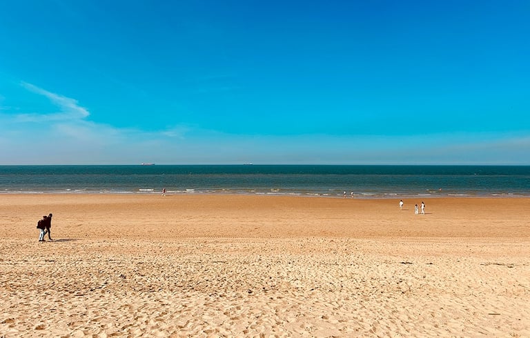 Grande plage de sable au bord de la Mer du Nord