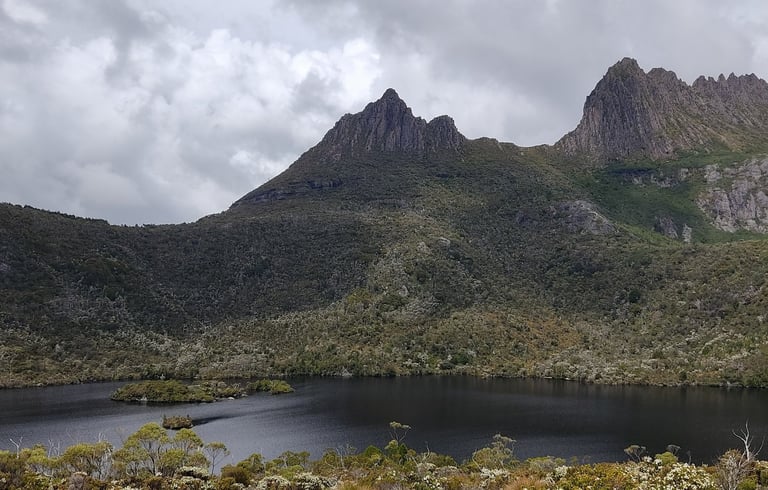 mountais of Cradle Mountain and its main lake