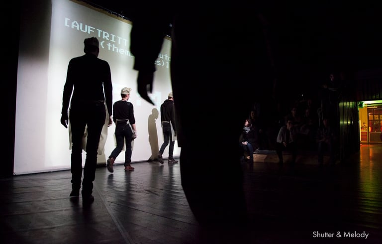 Schauspieler, die bei der Aufführung von Strength and Health im English Theatre Berlin auf die Bühne
