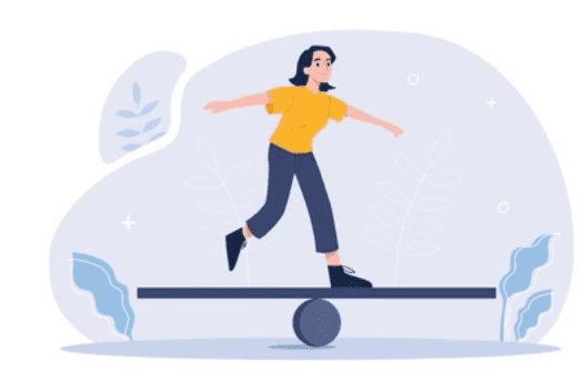 une femme souriante s'exerce à trouver son équilibre en situation : une planche sur une boule