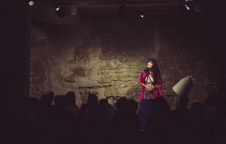 storyteller Dovie Thomason with audience