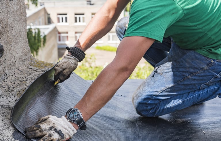 Dakdekker aan het werk op een plat dak in Almere