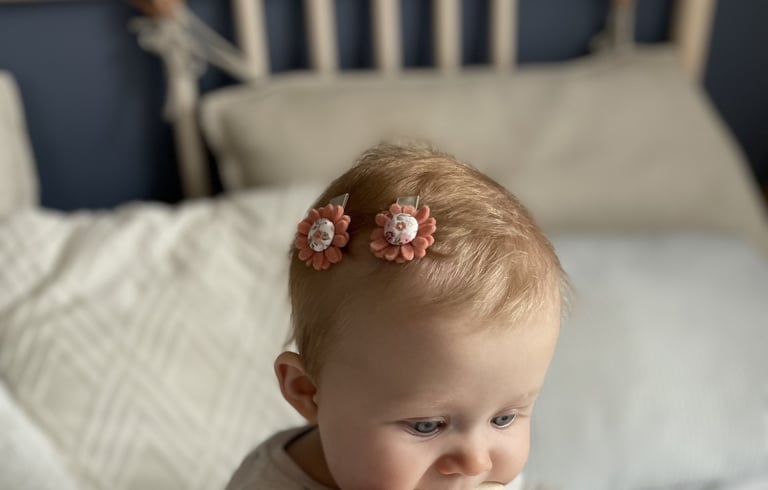 spinki kwiatki na głowie niemowlaka