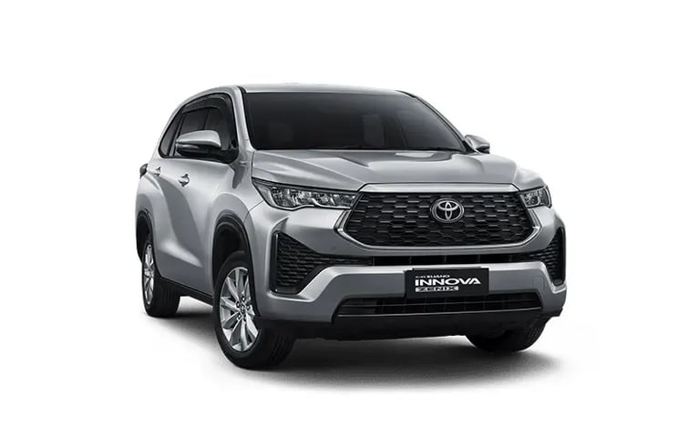 Toyota Zenix warna silver gril lebar dengan velg racing warna silver view dari kanan depan.