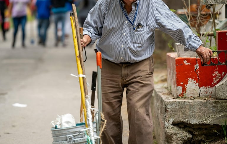 Idoso trabalhando. Imagem Pexels Israel Torres