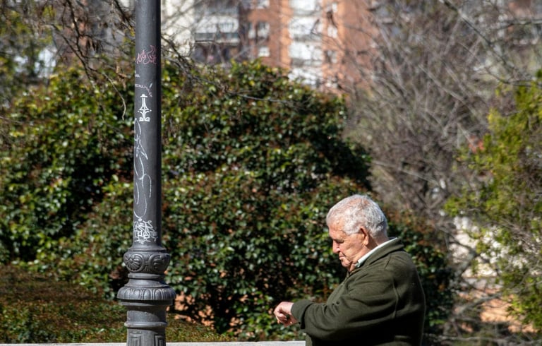 Idoso aguardando. Imagem Pexels Juan Garcia
