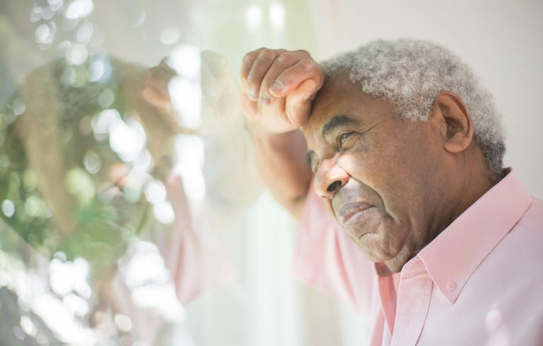 Idoso pensativo. Imagem Pexels Kampus Productions