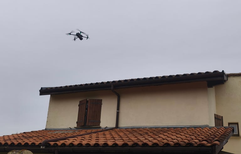 drone de surveillance survolant un toit de maison avec des tuiles en terre cuite pour une inspection