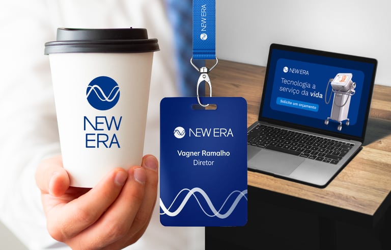 A imagem mostra um copo, um crachá e um laptop com a identidade visual New Era