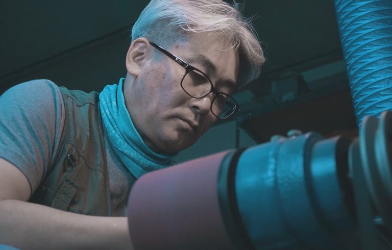 Un artesano fabrica con dedicación unas tijeras profesionales de peluquería en su taller.