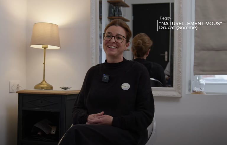 Peggy accueillant une cliente en oncocoiffure à Drucat