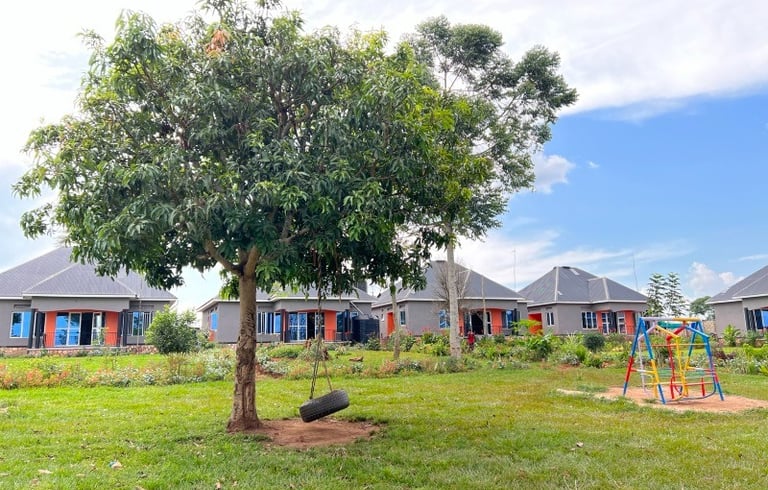Foto mit Baum, der vor dem Baby Home steht