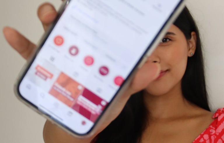 Valeria Fong mostrando el perfil de su instagram fong social media