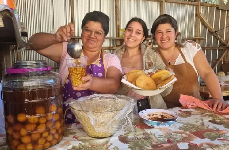 Gastronomía típica en Feria Costumbrista Challupén Alto Villarrica con preparaciones campesinas