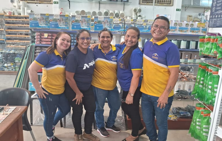 grupo de colaboradores dentro da loja