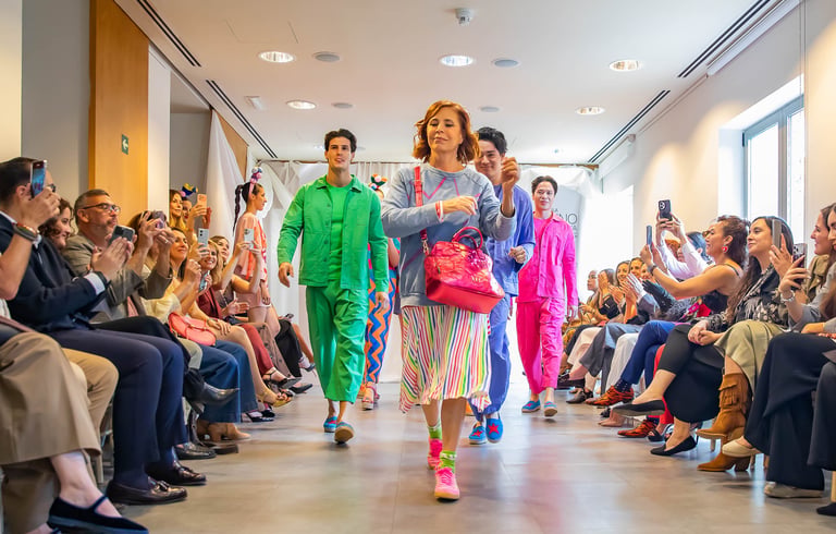 Corazones, flores y color-block: la visión post-IA de Ágatha Ruiz de la Prada conquista Latam