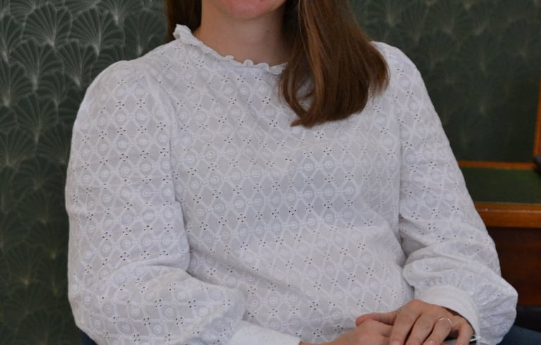 Delphine PORTEAUX thérapeute de couple dans son bureau où elle vous reçoit en thérapie de couple.