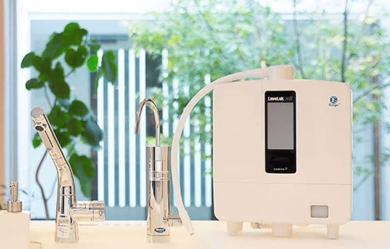 Equipamento Enagic Leveluk K8 em uma bancada moderna