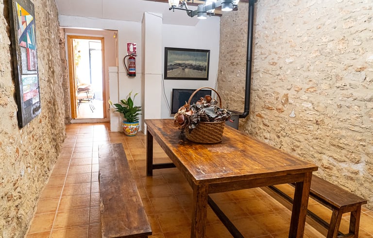 Comedor rústico en la planta baja de Carmens Rural, Sant Jordi