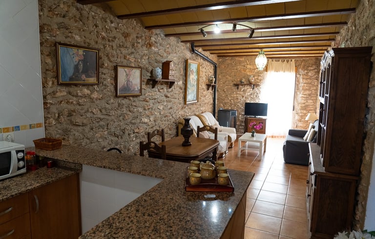 Vista del salón-comedor en la primera planta de Carmens Rural, Sant Jordi