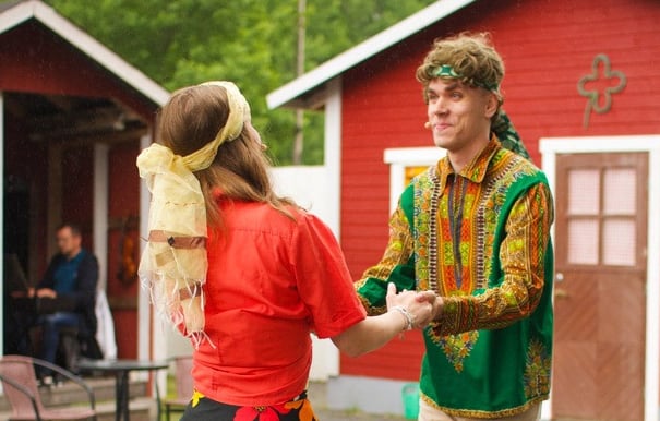 Esityskuva: kaksi henkilöä pitävät käsistään ja hymyilevät