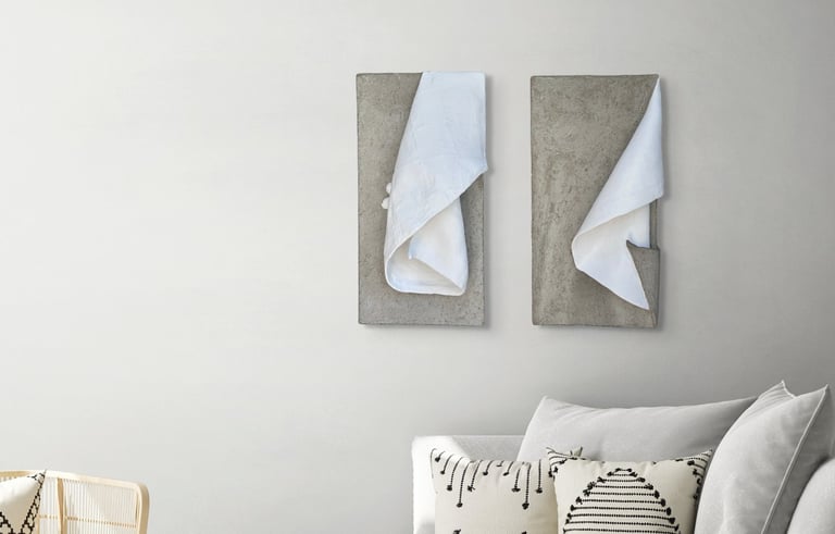 Stue med to smukke kunstværker på væggen