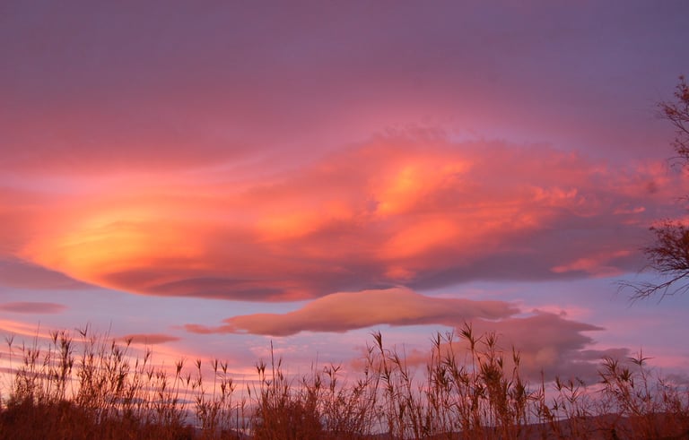 Fotografía de la artista Eva Mas/ Jhevva. Un atardecer ardiente en colores rojos y naranjas