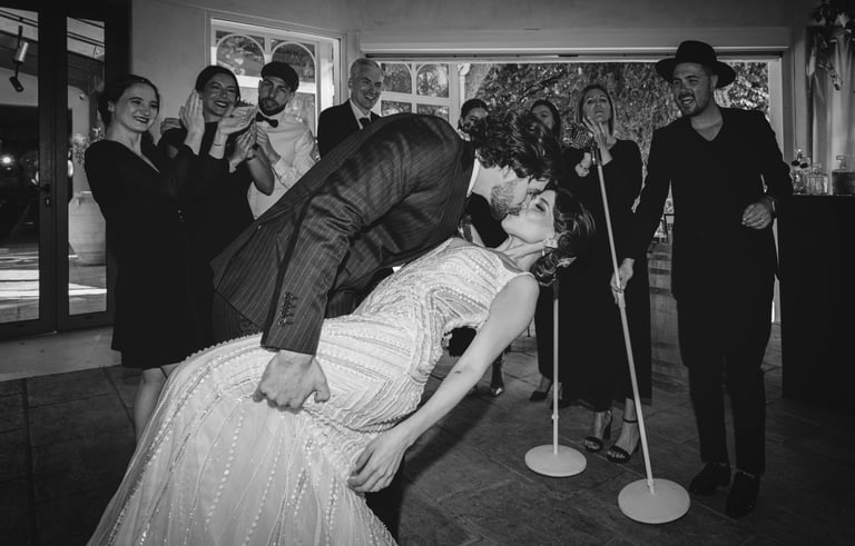 couple qui danse et s'embrasse, style peaky blinders