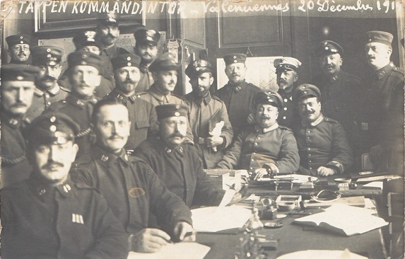 Ein Teil des Personals der Etappenkommandantur von Valenciennes im Dezember 1914.
